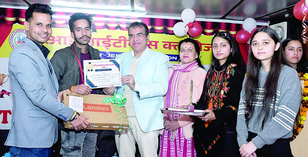 हमीरपुर में आईआईटीयन्स को सम्मान हमीरपुर में आईआईटीयन्स को सम्मान