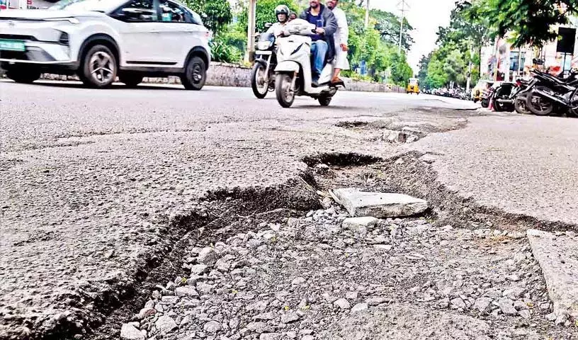 गड्ढों वाली सड़कों पर Congress सरकार की लापरवाही गड्ढों वाली सड़कों पर Congress सरकार की लापरवाही