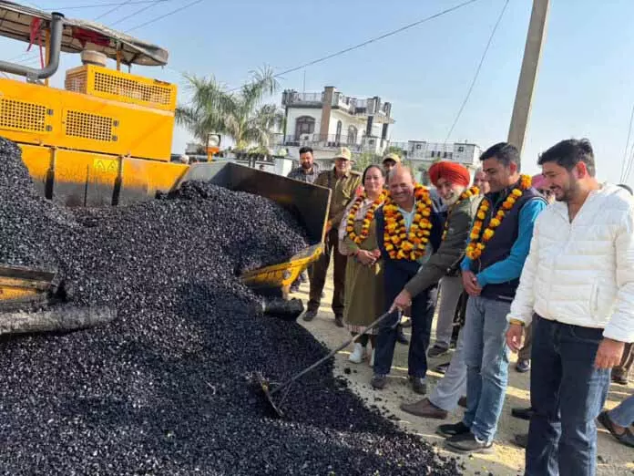 MLA ने सड़क पर तारकोल बिछाने का काम शुरू कराया MLA ने सड़क पर तारकोल बिछाने का काम शुरू कराया