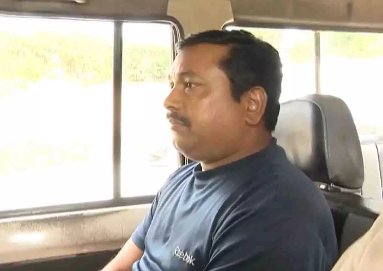 भुवनेश्वर में वाहन चोरी के आरोप में ‘फर्जी’ रिकवरी एजेंट पकड़ा गया भुवनेश्वर में वाहन चोरी के आरोप में ‘फर्जी’ रिकवरी एजेंट पकड़ा गया
