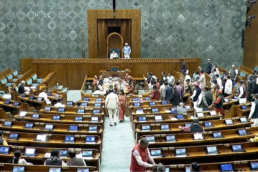 Lok Sabha की कार्यवाही दोबारा शुरू होने के पांच मिनट बाद ही दिन भर के लिए स्थगित कर दी गई। Lok Sabha की कार्यवाही दोबारा शुरू होने के पांच मिनट बाद ही दिन भर के लिए स्थगित कर दी गई।