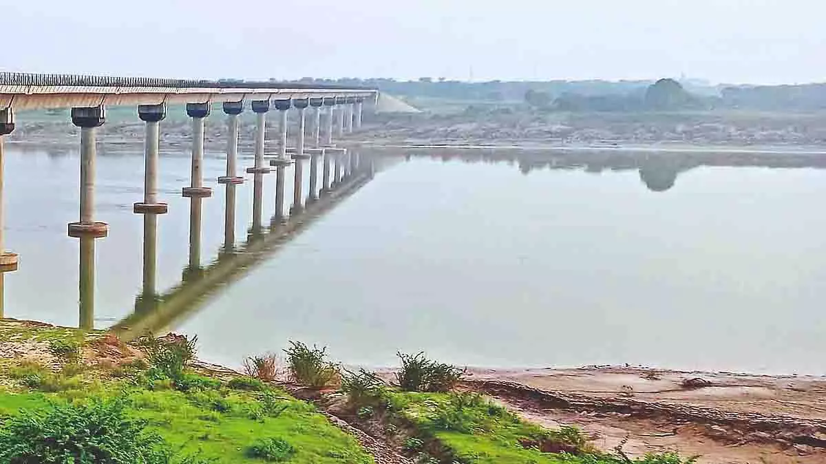 Bhind में चंबल नदी में कूदने से 18 साल की लड़की की मौत Bhind में चंबल नदी में कूदने से 18 साल की लड़की की मौत