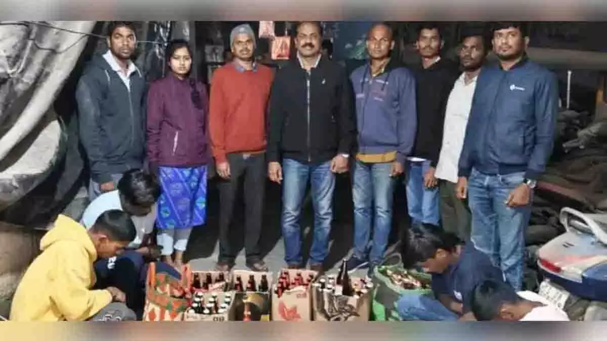 गांजा माफिया नीतूबाई के घर पर छापा, बेटा समेत तीन गिरफ्तार गांजा माफिया नीतूबाई के घर पर छापा, बेटा समेत तीन गिरफ्तार