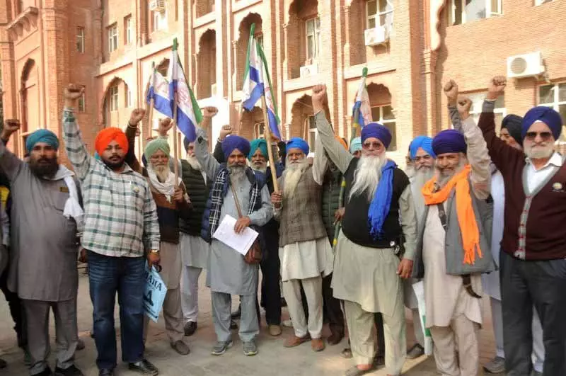 केएमएम ने Amritsar DC को ज्ञापन सौंपा, किसानों, मजदूरों से जुड़े मुद्दों का समाधान चाहा केएमएम ने Amritsar DC को ज्ञापन सौंपा, किसानों, मजदूरों से जुड़े मुद्दों का समाधान चाहा