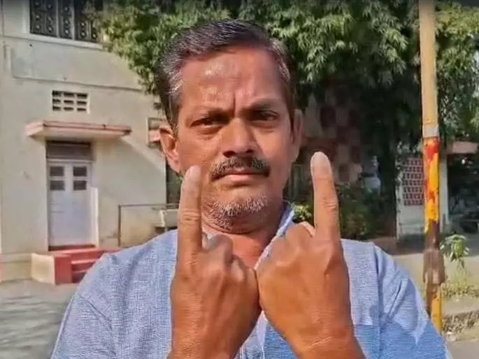 Polling Station कर्मचारी की चैट, वोटर ने बिना स्याही के वोट दिया Polling Station कर्मचारी की चैट, वोटर ने बिना स्याही के वोट दिया