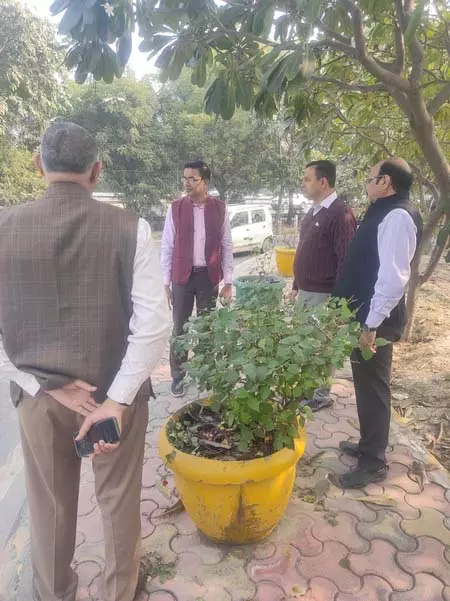 सीईओ का औचक निरीक्षण, सुपरवाइजर का रोका वेतन, स्वास्थ्य निरीक्षक से मांगा स्पष्टीकरण सीईओ का औचक निरीक्षण, सुपरवाइजर का रोका वेतन, स्वास्थ्य निरीक्षक से मांगा स्पष्टीकरण