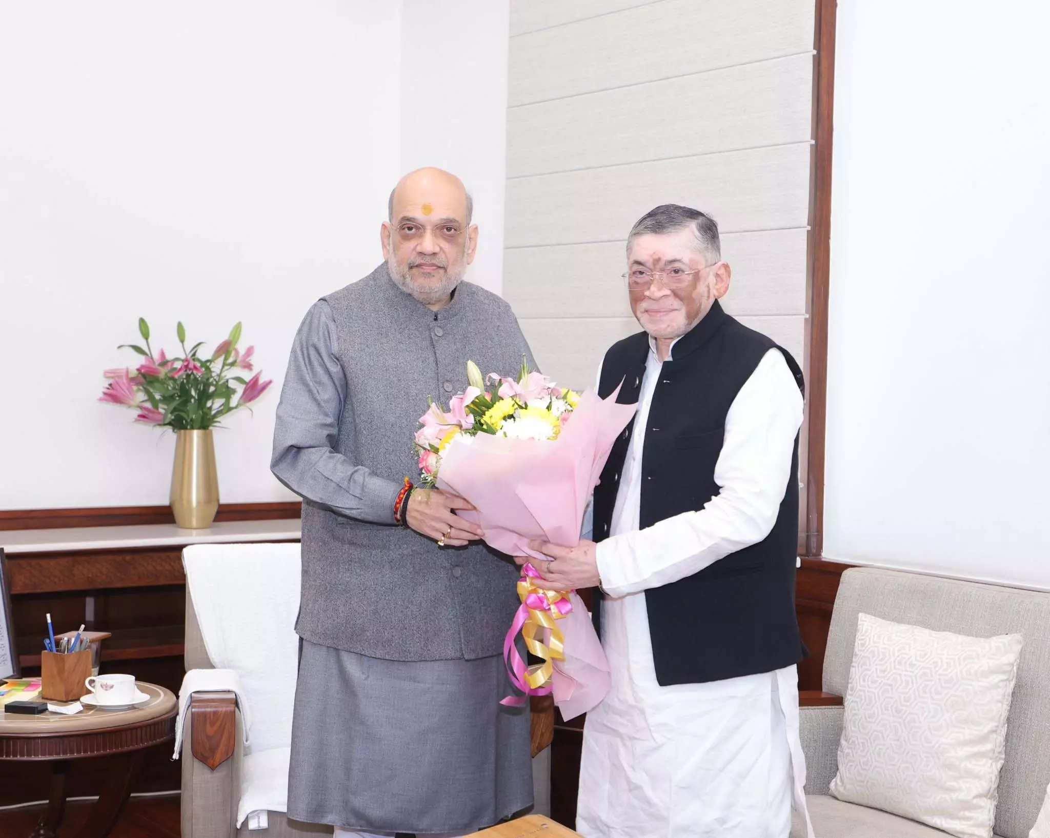 राज्यपाल संतोष गंगवार ने केंद्रीय गृह मंत्री Amit Shah से की महत्वपूर्ण बैठक राज्यपाल संतोष गंगवार ने केंद्रीय गृह मंत्री Amit Shah से की महत्वपूर्ण बैठक