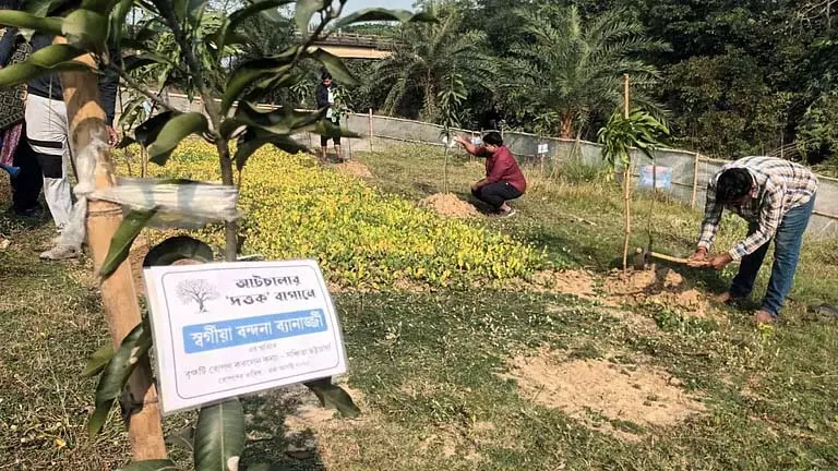 हुगली में अनोखा Adoption Garden: पेड़ों के बीच रहते हैं अपने प्रियजन हुगली में अनोखा Adoption Garden: पेड़ों के बीच रहते हैं अपने प्रियजन