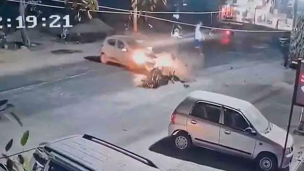 Bijnor में तेज रफ्तार कार की टक्कर से बाइक सवार 3 लोग हवा में उछल गए Bijnor में तेज रफ्तार कार की टक्कर से बाइक सवार 3 लोग हवा में उछल गए