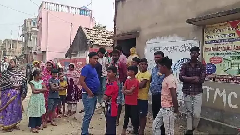 Malda में डंपर की चपेट में आने से बाइक सवार की मौत Malda में डंपर की चपेट में आने से बाइक सवार की मौत