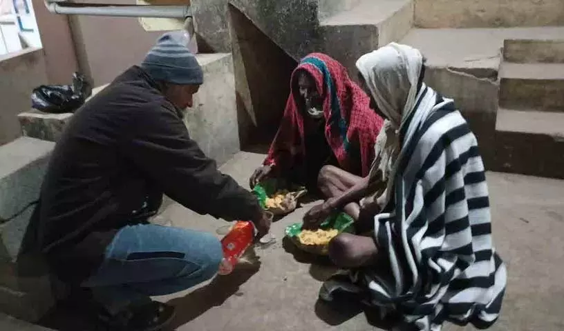 एक युवक ने बुज़ुर्ग दंपत्ति को खाना खिलाकर अपनी इंसानियत दिखाई एक युवक ने बुज़ुर्ग दंपत्ति को खाना खिलाकर अपनी इंसानियत दिखाई