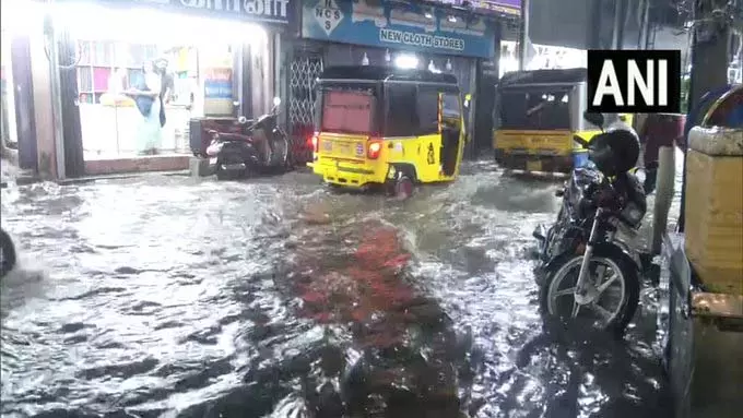 भारी बारिश से दक्षिण मासी स्ट्रीट में जलभराव, यातायात और स्थानीय जीवन प्रभावित भारी बारिश से दक्षिण मासी स्ट्रीट में जलभराव, यातायात और स्थानीय जीवन प्रभावित