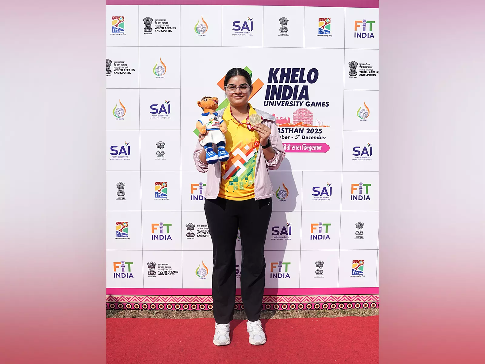 KIUG 2025: एथलेटिक्स में चार मीट रिकॉर्ड टूटे, सुरभि राव ने महिलाओं की 10 मीटर पिस्टल में स्वर्ण जीता KIUG 2025: एथलेटिक्स में चार मीट रिकॉर्ड टूटे, सुरभि राव ने महिलाओं की 10 मीटर पिस्टल में स्वर्ण जीता