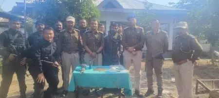 उल्फा-आई के दो उग्रवादियों ने किया आत्मसमर्पण, भारी मात्रा में हथियार बरामद उल्फा-आई के दो उग्रवादियों ने किया आत्मसमर्पण, भारी मात्रा में हथियार बरामद