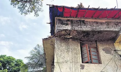 P&T Colony में एक और स्लैब ढहा; कोई घायल नहीं P&T Colony में एक और स्लैब ढहा; कोई घायल नहीं