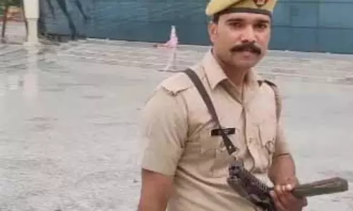 सब-इंस्पेक्टर पहुंचे कांस्टेबल के कमरे में, लाश मिली