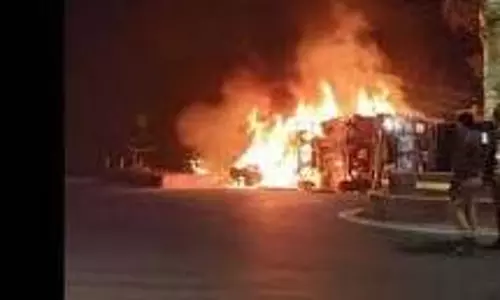 Etawah : बेकाबू ट्रक पलटा, डीजल टैंक फटने से लगी आग Etawah : बेकाबू ट्रक पलटा, डीजल टैंक फटने से लगी आग