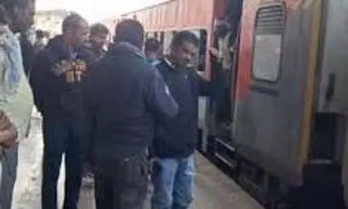 Kanpur: यात्री ने कोच में खाेल दिया अग्निशमन यंत्र, धुआं भरने से मची अफरा-तफरी Kanpur: यात्री ने कोच में खाेल दिया अग्निशमन यंत्र, धुआं भरने से मची अफरा-तफरी