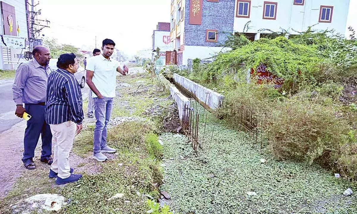 नगर निगम के प्रमुख ने शहर की सफाई को लेकर सफाई कर्मचारियों से की बात नगर निगम के प्रमुख ने शहर की सफाई को लेकर सफाई कर्मचारियों से की बात