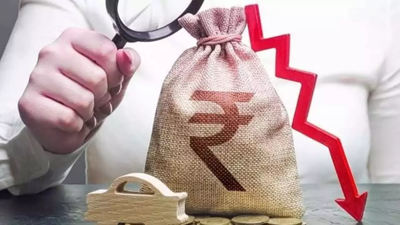 डॉलर के मुकाबले रुपया 89.95 के नए निचले स्तर पर पहुंचा