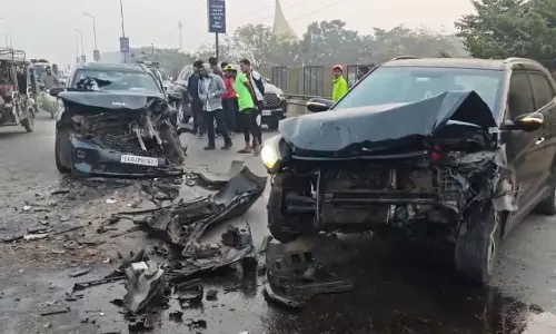 मोवा ओवरब्रिज पर दो कारों की भिड़ंत, 3 लोग घायल मोवा ओवरब्रिज पर दो कारों की भिड़ंत, 3 लोग घायल