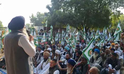 Sirsa के किसानों का फसल राहत और बीमा भुगतान में देरी पर विरोध Sirsa के किसानों का फसल राहत और बीमा भुगतान में देरी पर विरोध