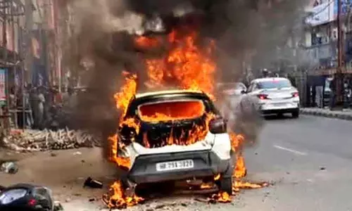 Rohtak में चलती कार में आग लगी, ड्राइवर भाग निकला Rohtak में चलती कार में आग लगी, ड्राइवर भाग निकला