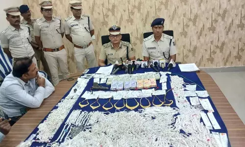 ऑपरेशन “White Metal”: पुरी में 79 लाख की हाईवे डकैती में एमबीए छात्र, जौहरी सहित 4 गिरफ्तार ऑपरेशन “White Metal”: पुरी में 79 लाख की हाईवे डकैती में एमबीए छात्र, जौहरी सहित 4 गिरफ्तार