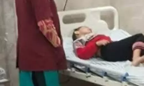 Gorakhpur: तीसरी मंजिल से गिरा 8 साल का बच्चा, मची चीख पुकार Gorakhpur: तीसरी मंजिल से गिरा 8 साल का बच्चा, मची चीख पुकार