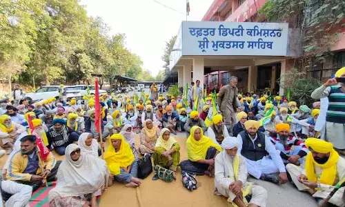 Punjab: किसानों ने किसान के परिवार को राहत देने की मांग को लेकर मुक्तसर डीसी ऑफिस पर धावा बोला