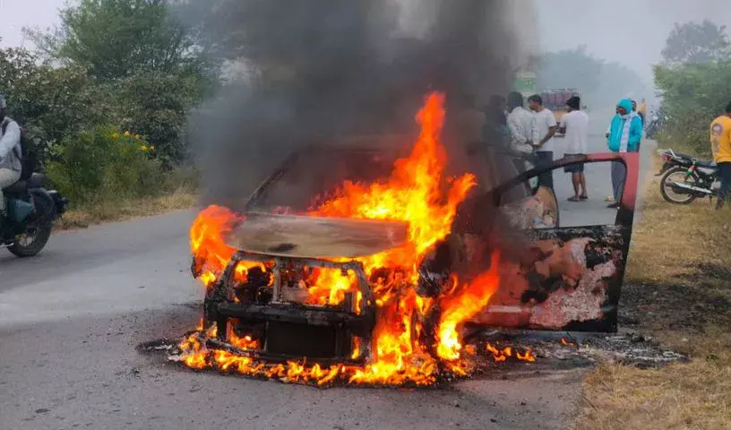 हैदराबाद: कार में लगी आग, चार यात्री समय रहते बाहर कूदे
