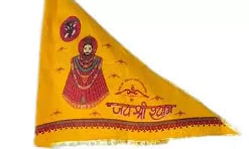 Khatu Shyam flag: जानें घर की छत पर क्यों लगाते हैं खाटू श्याम बाबा का ध्वज Khatu Shyam flag: जानें घर की छत पर क्यों लगाते हैं खाटू श्याम बाबा का ध्वज