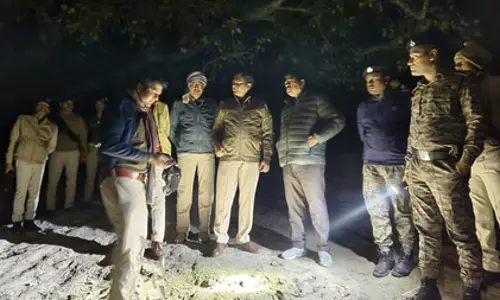 पुलिस के साथ मुठभेड़ में शराब तस्कर घायल, गिरफ्तार, नाव से भारी मात्रा में शराब बरामद