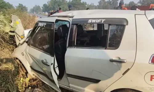 डिवाइडर से टकराई कार, तीन की मौत, 6 घायल डिवाइडर से टकराई कार, तीन की मौत, 6 घायल