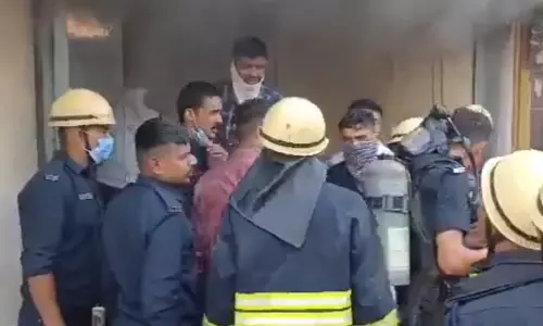 पैथोलॉजी लैब में भीषण आग लगी, स्थानीय लोग तुरंत हरकत में आए, फिर...