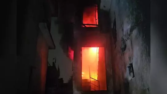 Lucknow: तीन मंजिला मकान आग की चपेट में, दो सुरक्षित Lucknow: तीन मंजिला मकान आग की चपेट में, दो सुरक्षित
