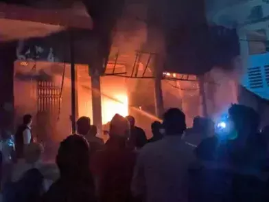 Lucknow: चिनहट में आग, फायर ब्रिगेड ने दो लोगों को रेस्क्यू किया