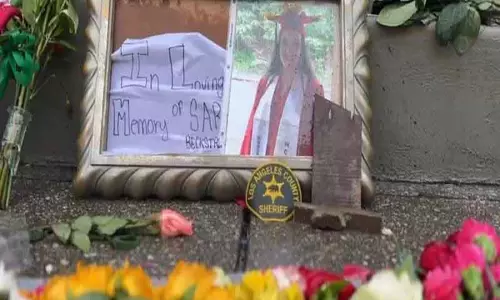 US: वॉशिंगटन में मारे गए नेशनल गार्ड सदस्य के लिए अस्थायी स्मारक पर श्रद्धांजलि अर्पित