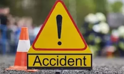 Telangana में कार के डिवाइडर से टकराने से तीन लोगों की मौत Telangana में कार के डिवाइडर से टकराने से तीन लोगों की मौत