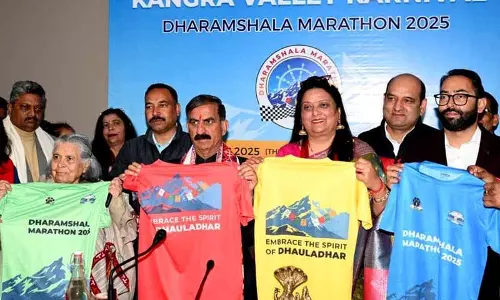 Sukhu ने धर्मशाला मैराथन टी-शर्ट लॉन्च की Sukhu ने धर्मशाला मैराथन टी-शर्ट लॉन्च की