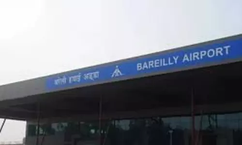 Bareilly: एयरपोर्ट पर बैग में पत्थर, यात्री ने किया हंगामा Bareilly: एयरपोर्ट पर बैग में पत्थर, यात्री ने किया हंगामा