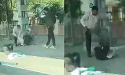 प्लेटफॉर्म पर सो रहे दिव्यांग को बेरहमी से पीटता कांस्टेबल कैमरे में कैद प्लेटफॉर्म पर सो रहे दिव्यांग को बेरहमी से पीटता कांस्टेबल कैमरे में कैद