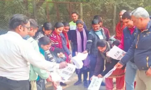 Bareilly: अटेवा का FIR जलाने का विरोध प्रदर्शन, आंदोलन जारी Bareilly: अटेवा का FIR जलाने का विरोध प्रदर्शन, आंदोलन जारी