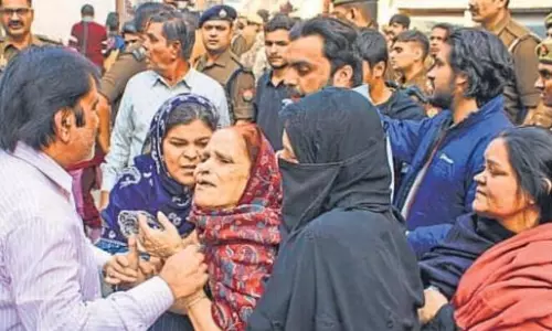 Bareilly: महिलाओं की हिम्मत के सामने भी बुलडोजर सक्रिय