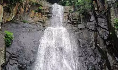 Baripada टुनकी वॉटरफॉल में बढ़ती भीड़ के बावजूद अनदेखी जारी