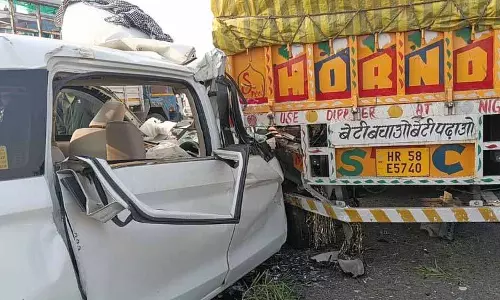 Jalandhar: कार के खड़े ट्रक से टकराने से 4 लोग घायल
