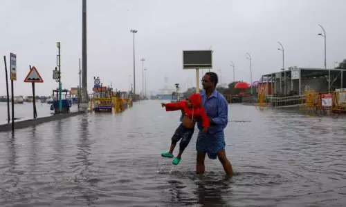डिप्रेशन के अंदरूनी इलाकों में बढ़ने से TN के तटों और अंदरूनी हिस्सों में भारी बारिश हुई डिप्रेशन के अंदरूनी इलाकों में बढ़ने से TN के तटों और अंदरूनी हिस्सों में भारी बारिश हुई