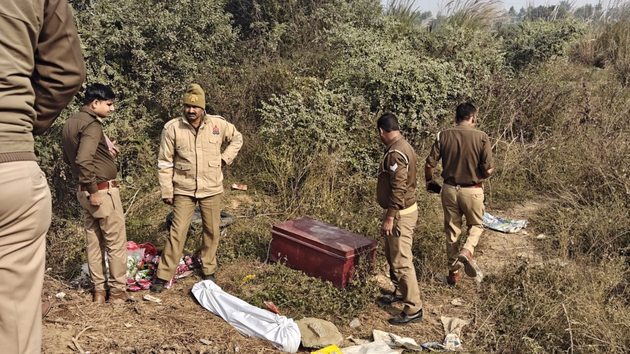 Bareilly: लाल बॉक्स में मिली लाश, रहस्य गहराया Bareilly: लाल बॉक्स में मिली लाश, रहस्य गहराया