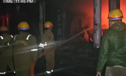 Lucknow: चिनहट में मिठाई की दुकान में लगी आग, दो लोगों को बचाया गया Lucknow: चिनहट में मिठाई की दुकान में लगी आग, दो लोगों को बचाया गया