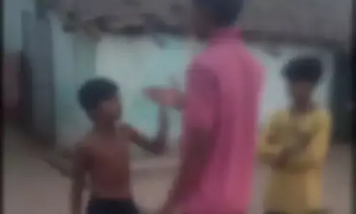 बच्चों ने हथियार लहराया, बस्ती वाले वारदात से सहमे बच्चों ने हथियार लहराया, बस्ती वाले वारदात से सहमे
